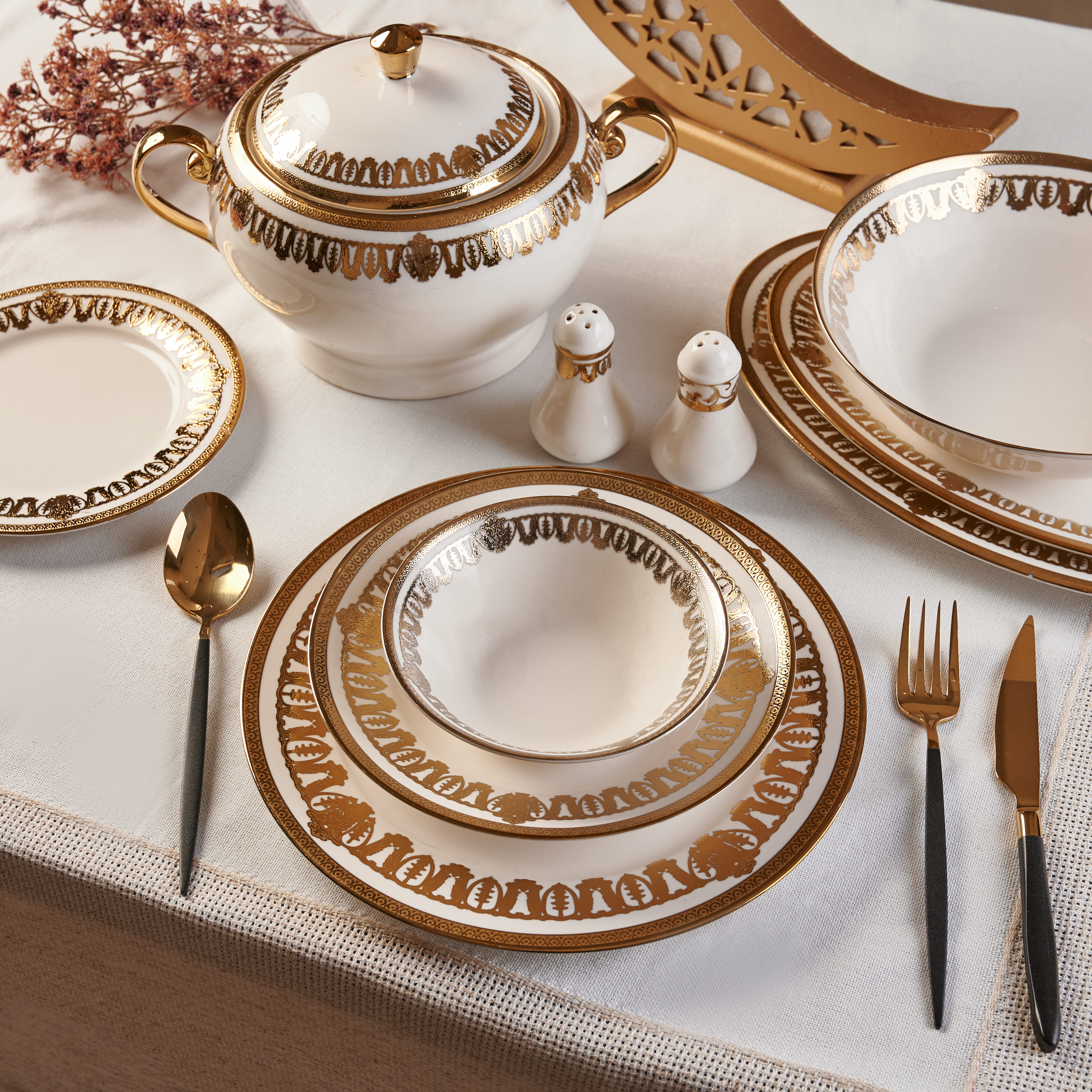 طقم سفرة الأناقة من سوليتير، بنقوش ذهبي، 32 قطعة, طقم سفرة يكفي لـ 6 أشخاص